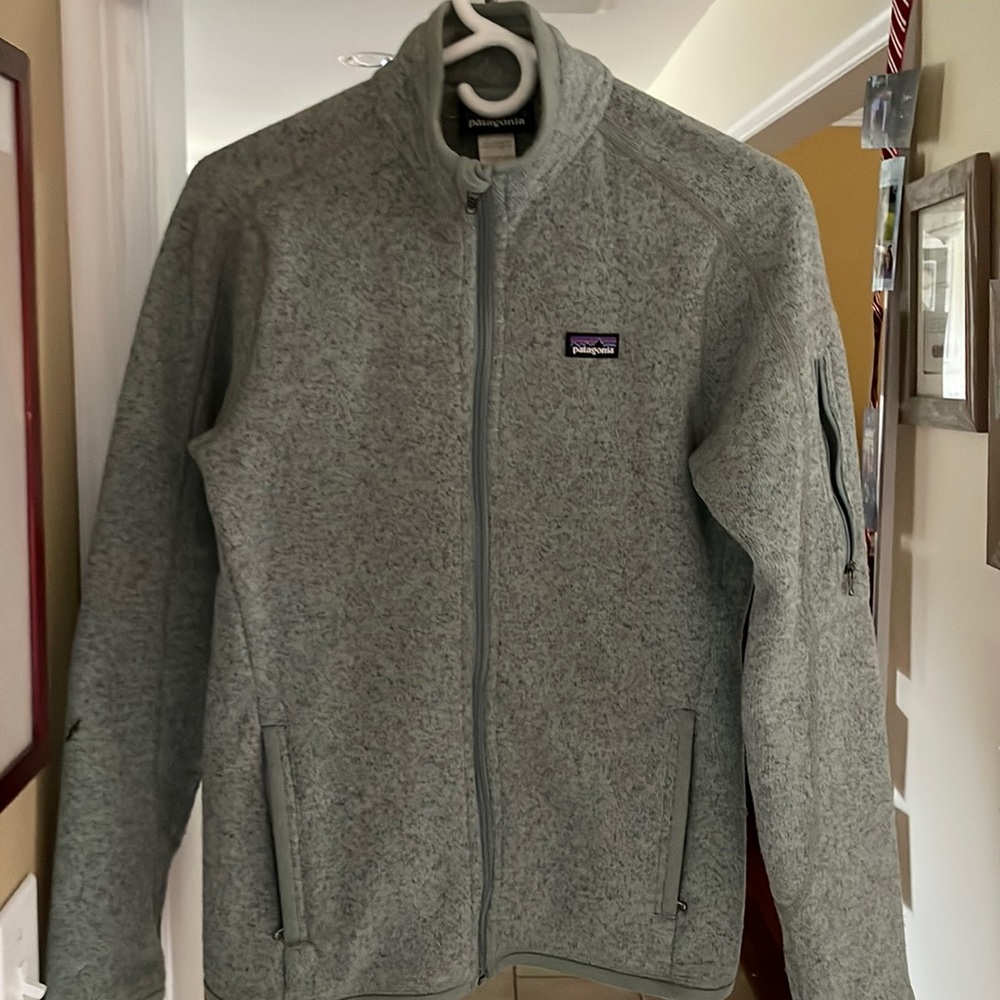 Patagonia woman’s small.  Hemlock Green color.  Excellent condition.